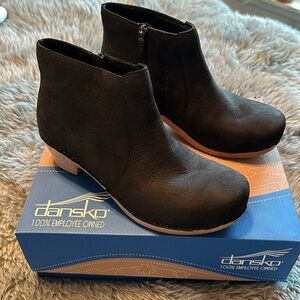 Women’s Dansko Black Nubuck Ankle Boots Size 39 (US 8.5-9) NEW IN BOX